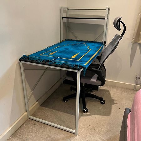 London Holiday Home Newly Refurbished - Entire 4 Bedroom Private House With Kitchen, Living Room & Private Garden - 1 Cape House London, Within 30 Mins From Central London, London Bridge & Canary Wharf Bagian luar foto