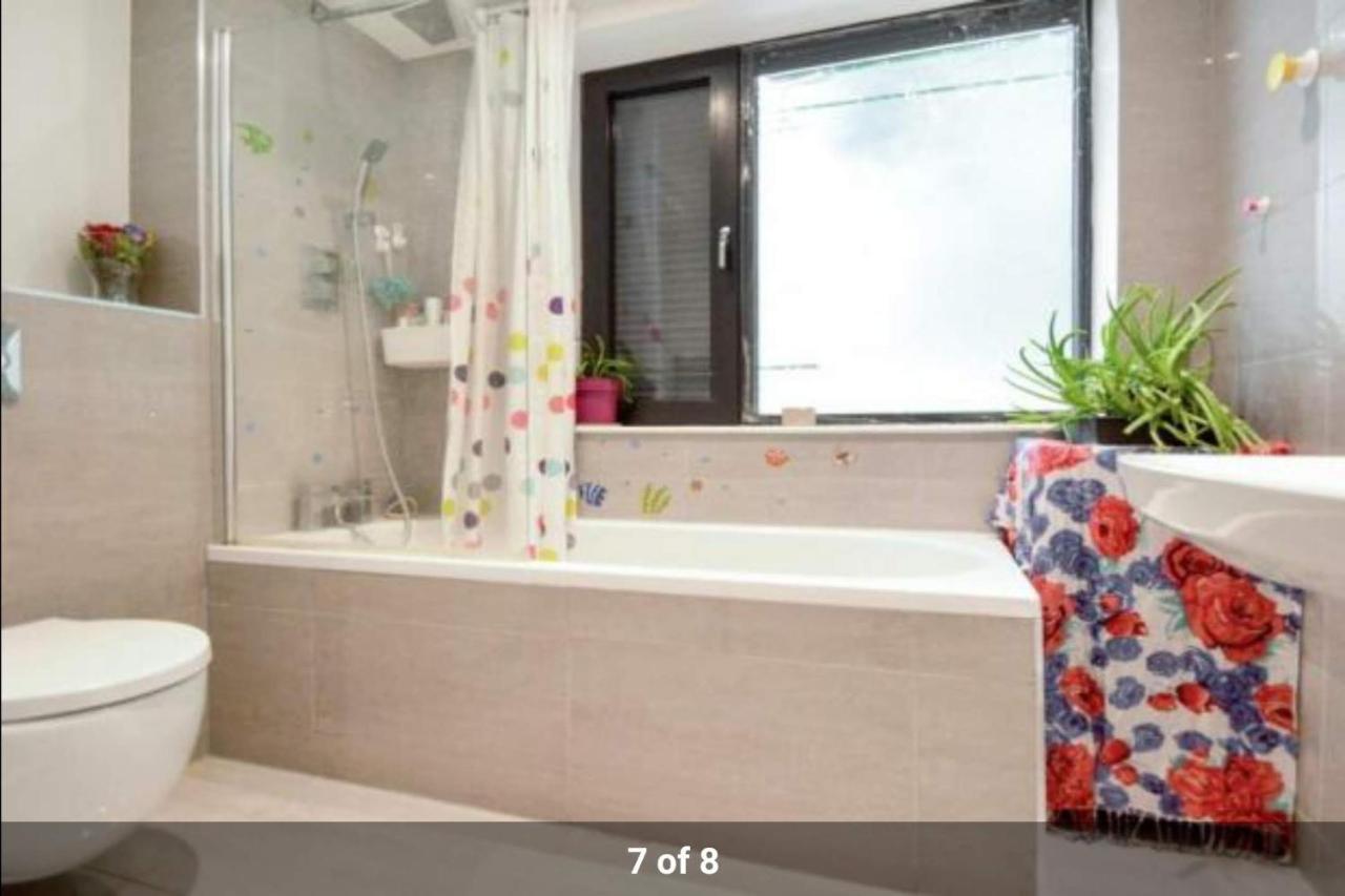 London Holiday Home Newly Refurbished - Entire 4 Bedroom Private House With Kitchen, Living Room & Private Garden - 1 Cape House London, Within 30 Mins From Central London, London Bridge & Canary Wharf Bagian luar foto