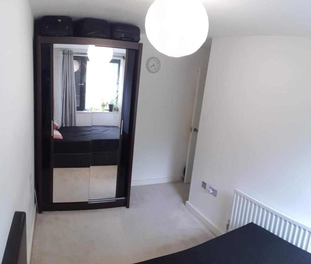 London Holiday Home Newly Refurbished - Entire 4 Bedroom Private House With Kitchen, Living Room & Private Garden - 1 Cape House London, Within 30 Mins From Central London, London Bridge & Canary Wharf Bagian luar foto