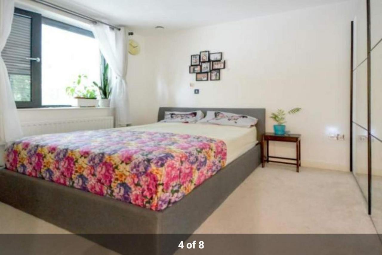London Holiday Home Newly Refurbished - Entire 4 Bedroom Private House With Kitchen, Living Room & Private Garden - 1 Cape House London, Within 30 Mins From Central London, London Bridge & Canary Wharf Bagian luar foto