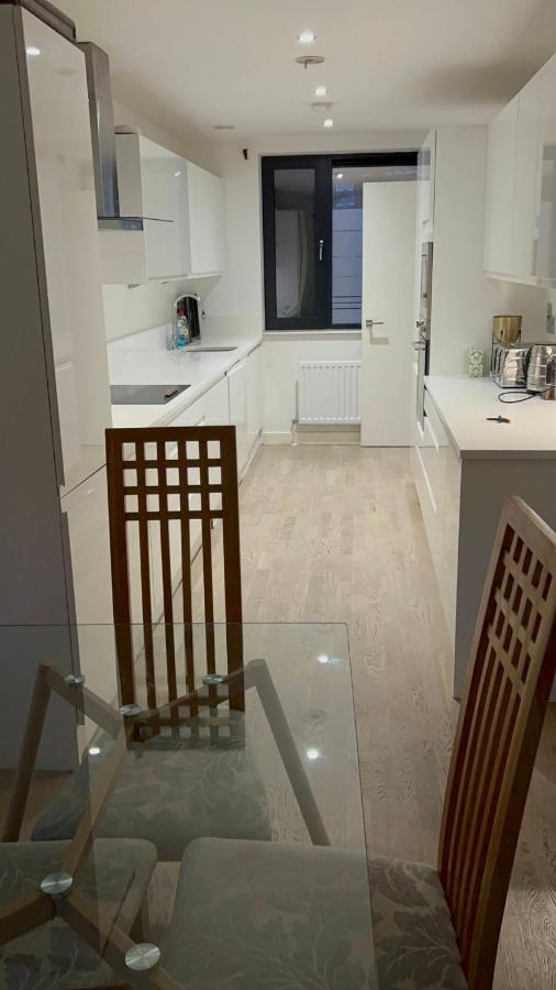 London Holiday Home Newly Refurbished - Entire 4 Bedroom Private House With Kitchen, Living Room & Private Garden - 1 Cape House London, Within 30 Mins From Central London, London Bridge & Canary Wharf Bagian luar foto