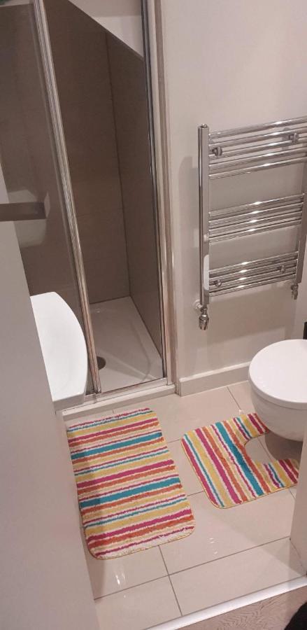 London Holiday Home Newly Refurbished - Entire 4 Bedroom Private House With Kitchen, Living Room & Private Garden - 1 Cape House London, Within 30 Mins From Central London, London Bridge & Canary Wharf Bagian luar foto
