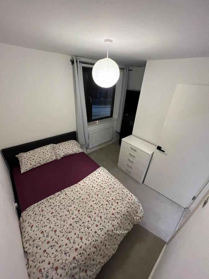 London Holiday Home Newly Refurbished - Entire 4 Bedroom Private House With Kitchen, Living Room & Private Garden - 1 Cape House London, Within 30 Mins From Central London, London Bridge & Canary Wharf Bagian luar foto