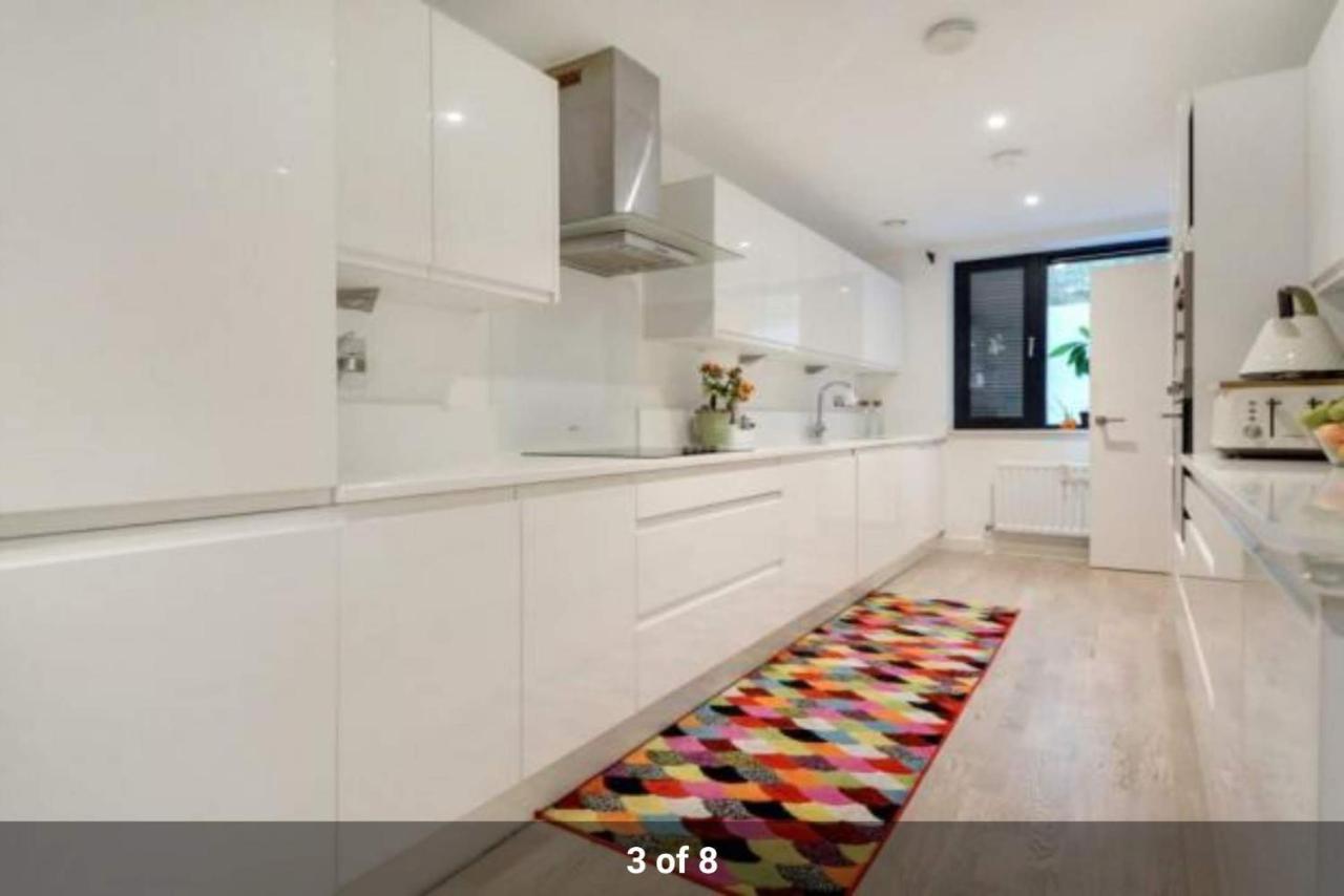 London Holiday Home Newly Refurbished - Entire 4 Bedroom Private House With Kitchen, Living Room & Private Garden - 1 Cape House London, Within 30 Mins From Central London, London Bridge & Canary Wharf Bagian luar foto
