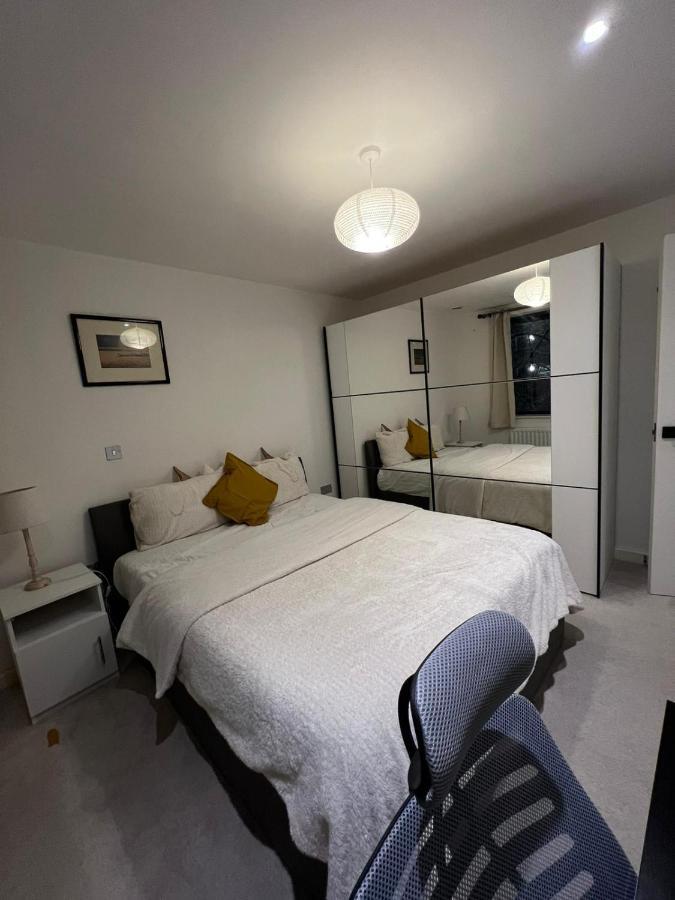 London Holiday Home Newly Refurbished - Entire 4 Bedroom Private House With Kitchen, Living Room & Private Garden - 1 Cape House London, Within 30 Mins From Central London, London Bridge & Canary Wharf Bagian luar foto