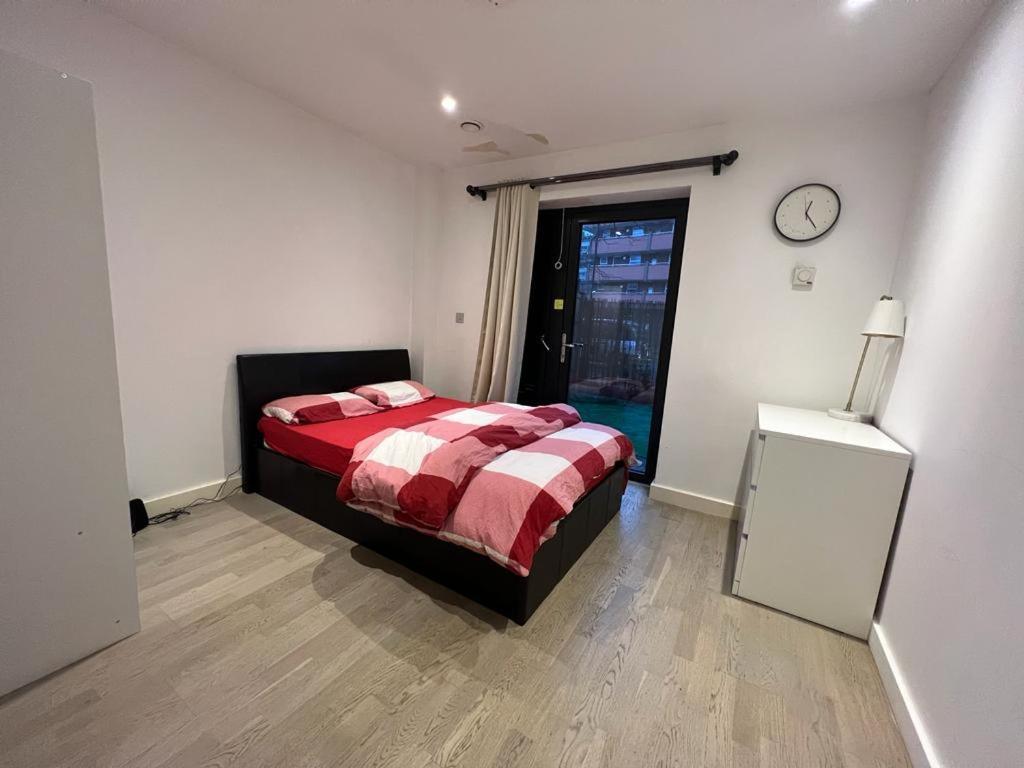 London Holiday Home Newly Refurbished - Entire 4 Bedroom Private House With Kitchen, Living Room & Private Garden - 1 Cape House London, Within 30 Mins From Central London, London Bridge & Canary Wharf Bagian luar foto