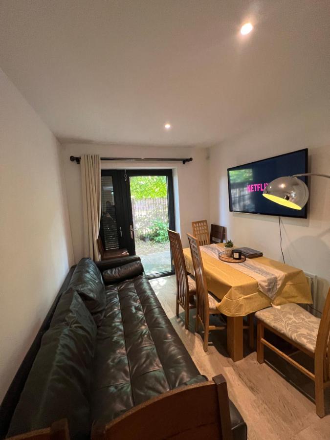 London Holiday Home Newly Refurbished - Entire 4 Bedroom Private House With Kitchen, Living Room & Private Garden - 1 Cape House London, Within 30 Mins From Central London, London Bridge & Canary Wharf Bagian luar foto